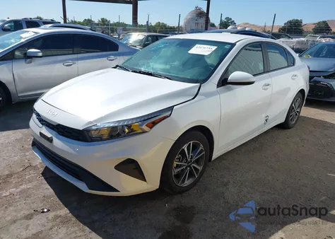 2024 Kia Forte Lxs z USA, uszkodzony, nr VIN 3KPF24AD8RE816598